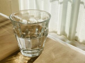 アトピー改善の飲み物 水を飲む